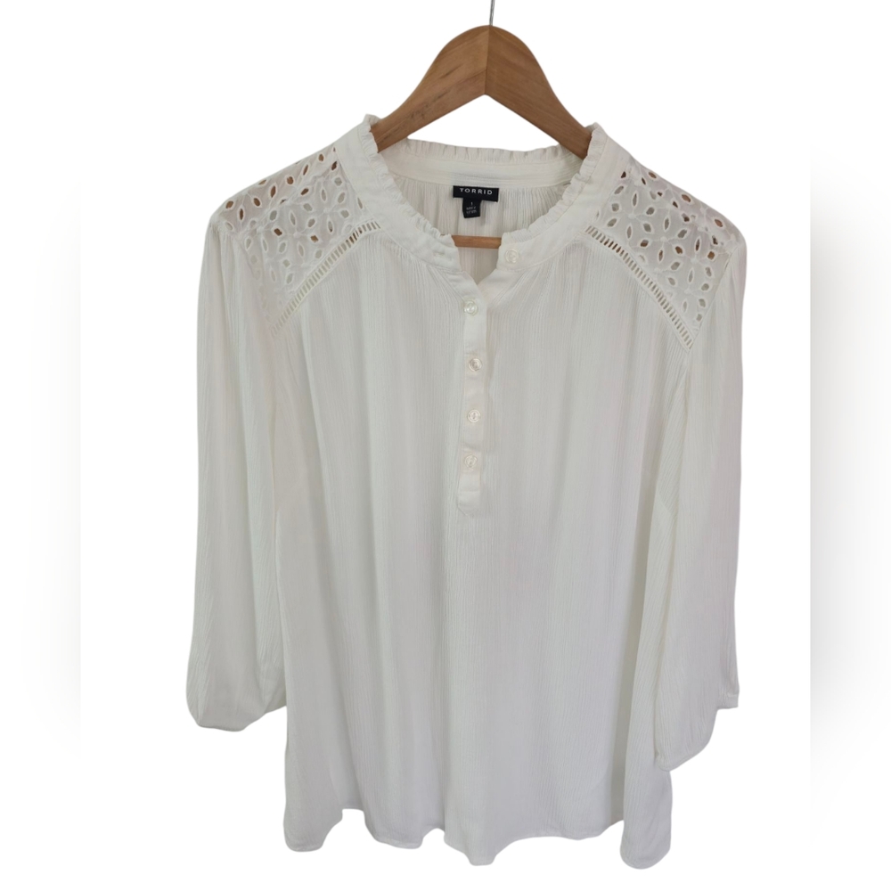 Torrid Crinkle Gauze Top Button Front Eyelet Yoke White Size 1